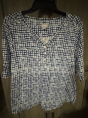 Chico's Sz M Blue and White Dot Henley Top VGUC 😊😊